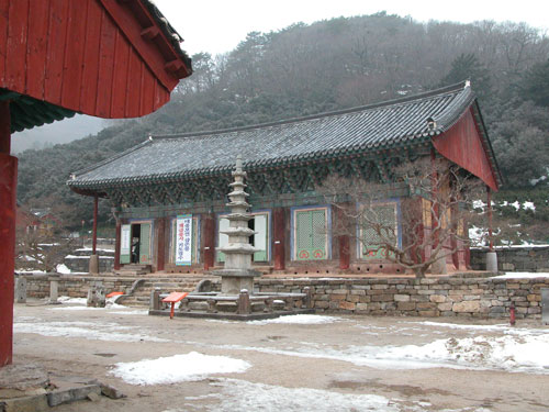 만세루 옆으로 들어가는 대웅전, 옆으로 들어가는 것을 배려해 석탑이 약간 왼쪽으로 치우쳐 있다. 그래야 중앙에 있는 것처럼 보인다. 